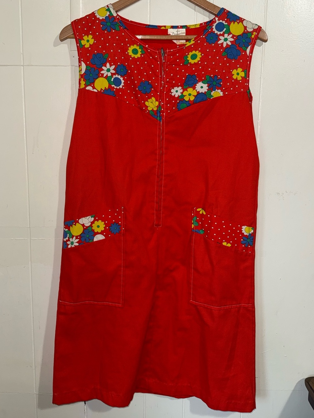 Vintage-Style Red Floral Accent Sleeveless Dress